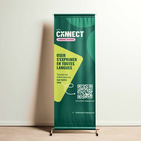 Kakémono Let's CONNECT vert et lime, avec l'accroche « Oser s'exprimer en toutes langues », un QR code et l'adresse du site.