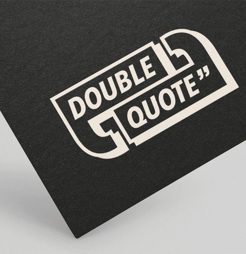 Logo Double Quote imprimé en clair sur une carte noire.