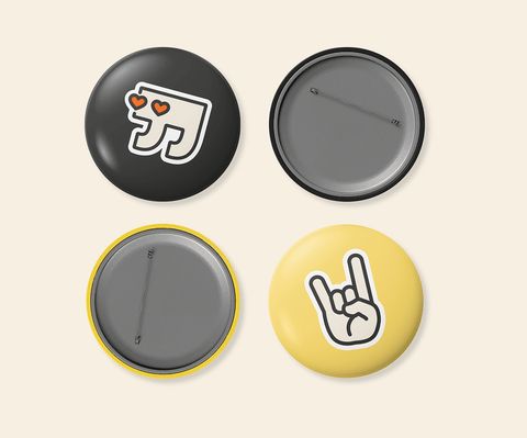 Quatre badges Double Quote vus de face et de dos, avec le double J et une main faisant le signe rock.