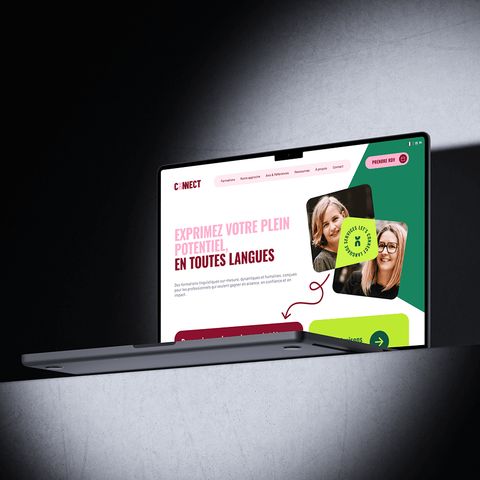 Page d'accueil du site Let's CONNECT sur un ordinateur portable, avec le titre « Exprimez votre plein potentiel, en toutes langues » et les photos des deux dirigeantes.